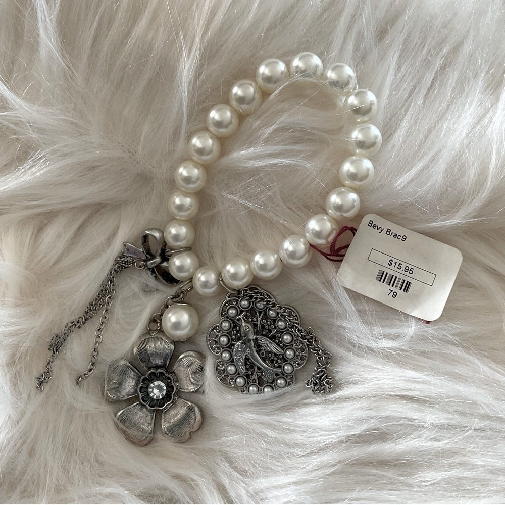 NWT Faux Pearl Chunky Charm Bracelet